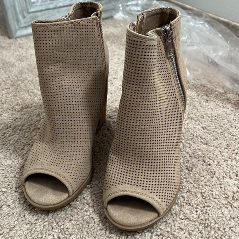 ‎Booties - Picture 5 of 6